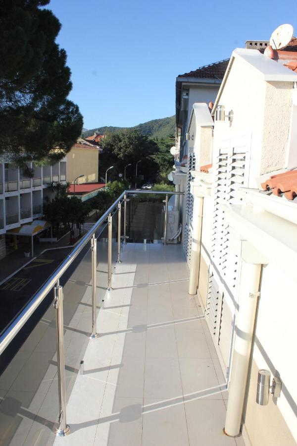 Appartamento Penthouse By The Sea Teodo Esterno foto